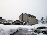 雪の中に建つホテル